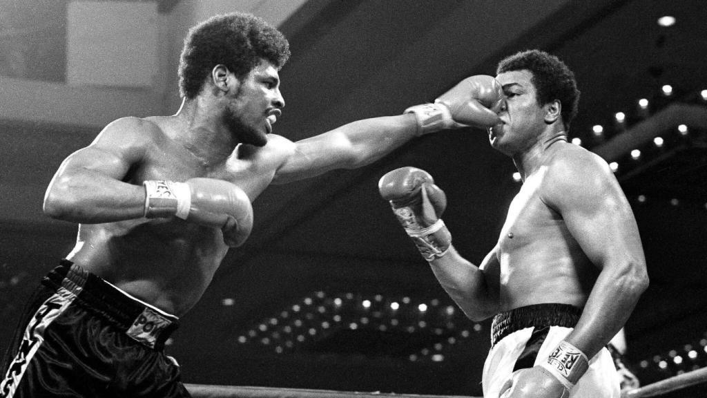 Leon Spinks, en la pelea frente a Muhammad Ali