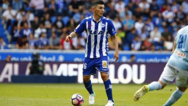 Dani Torres en un partido con el Alavés