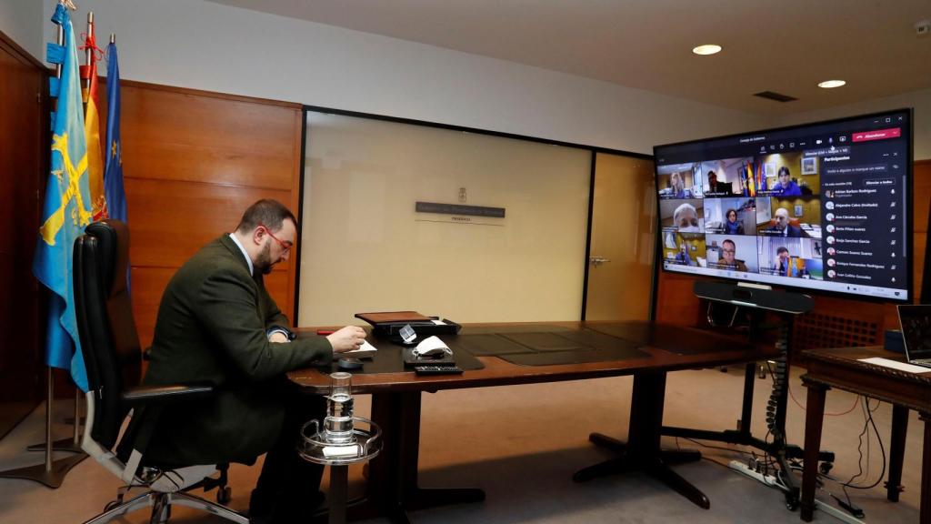 Adrián Barbón presidiendo el Consejo de Gobierno.