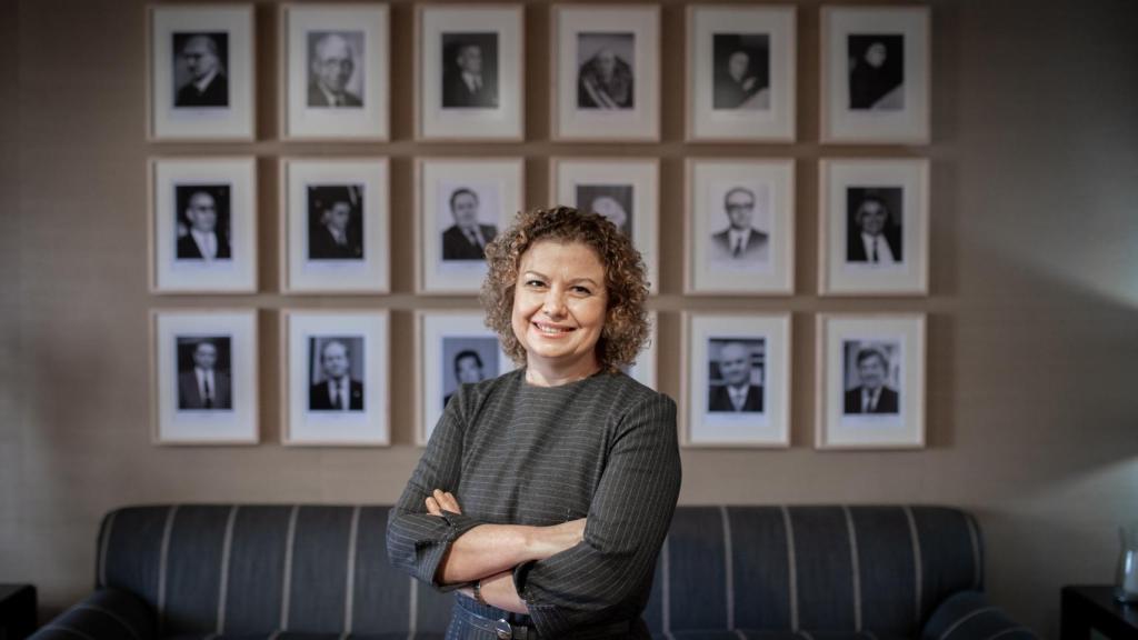 María Emilia Adán, ante las fotos de sus predecesores en el Decanato del Colegio de Registradores./