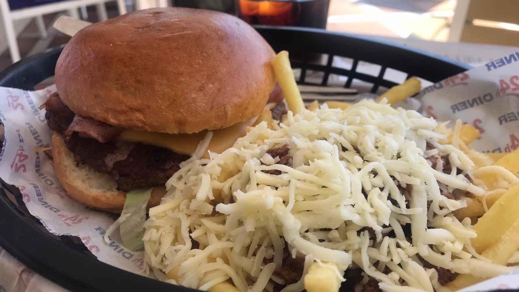 Hamburguesa y patatas con carne y queso del Diner