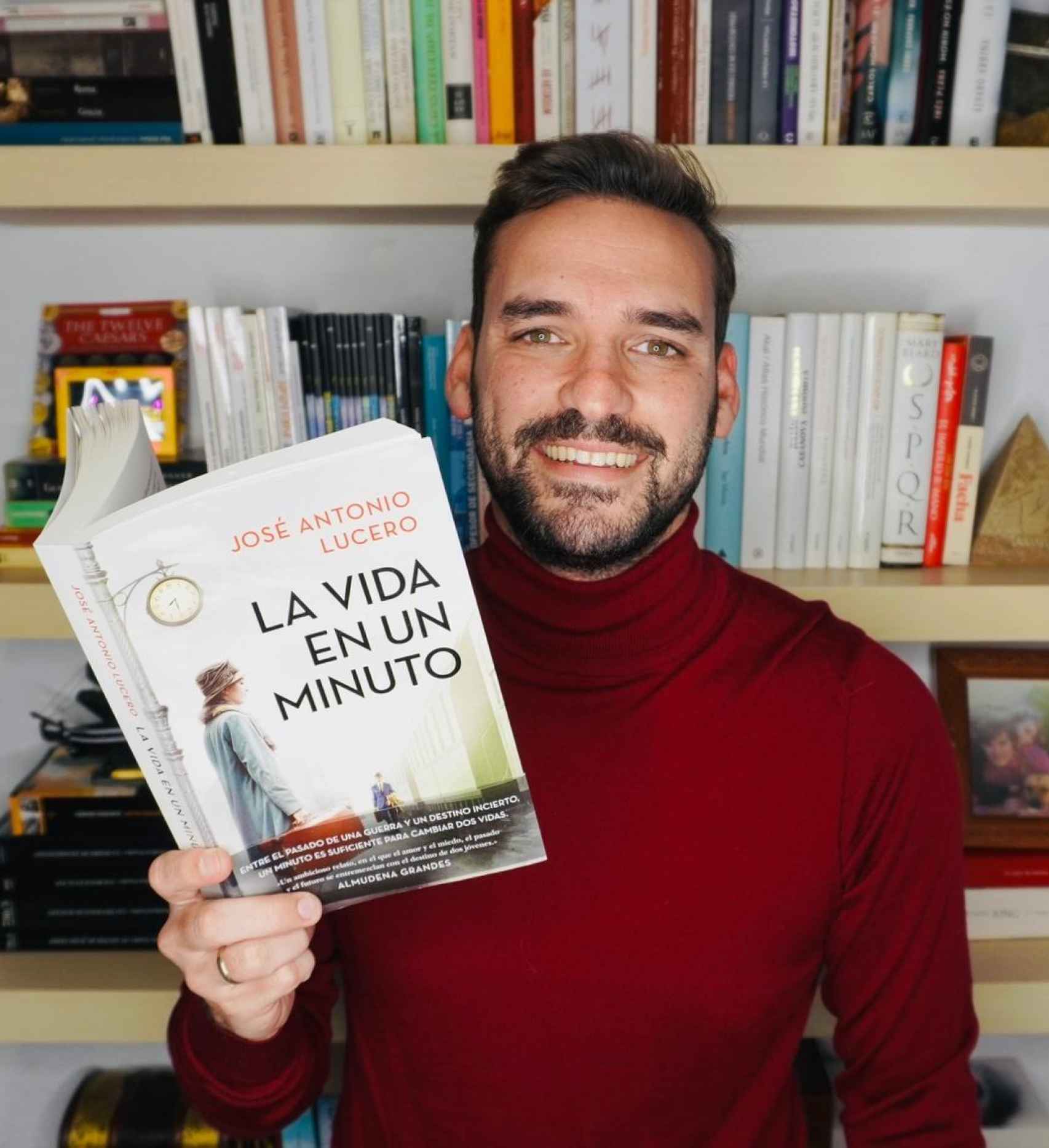 José Antonio Lucero posa con 'La vida en un minuto'.