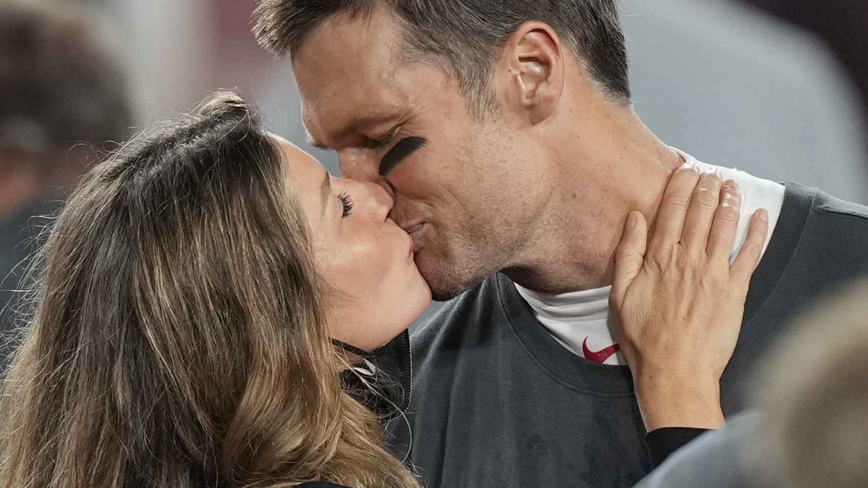 El romántico beso entre Gisele Bündchen y Tom Brady en la última Super Bowl