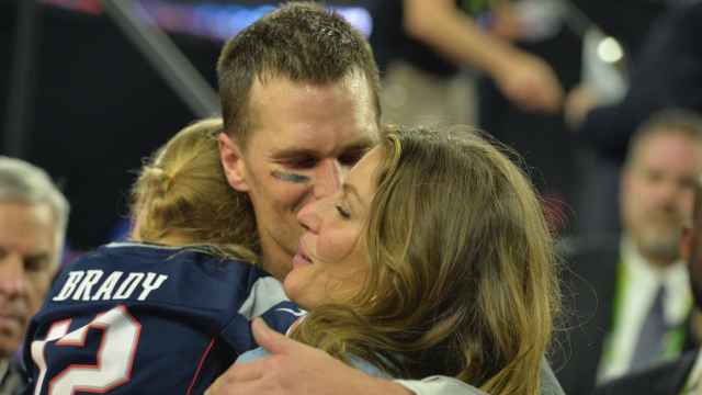 Tom Brady celebrando junto a su familia su victoria en la Super Bowl.