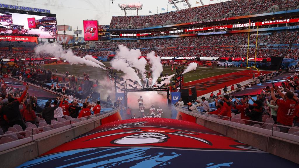 Inicio de la Super Bowl con la salida de los equipos