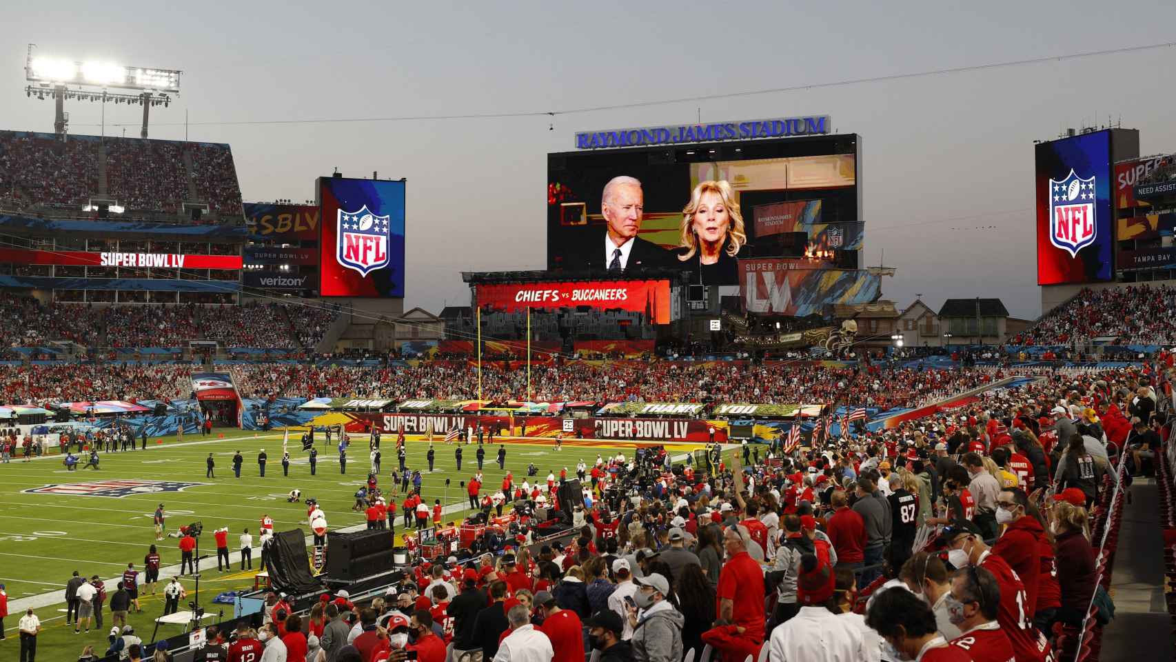 El presidente de los EEUU, Joe Biden y la primera dama, Jill Biden, mandaron un mensaje a los presentes en el estadio a través de la pantalla gigante