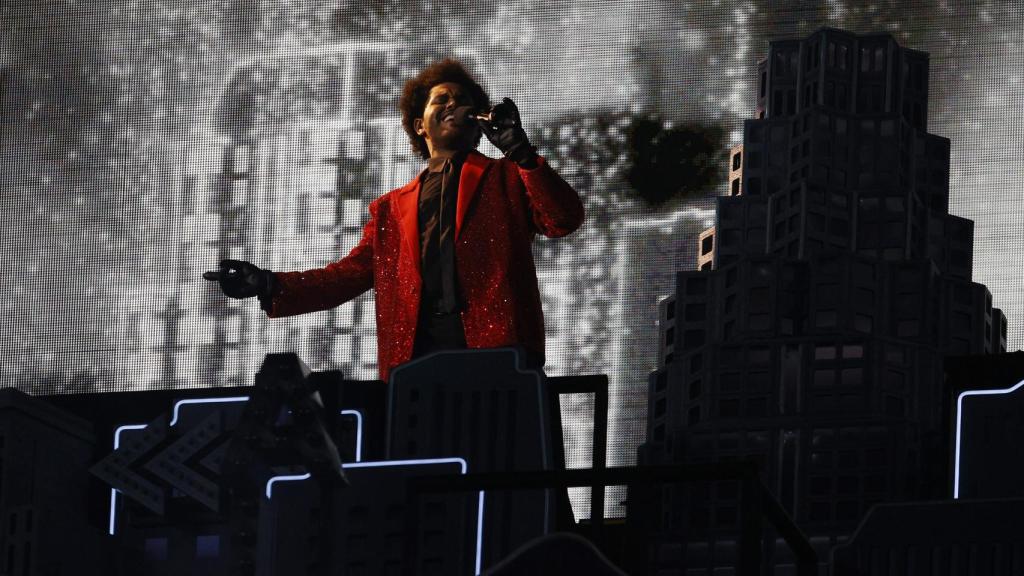 The Weeknd, durante la actuación del intermedio de la Super Bowl