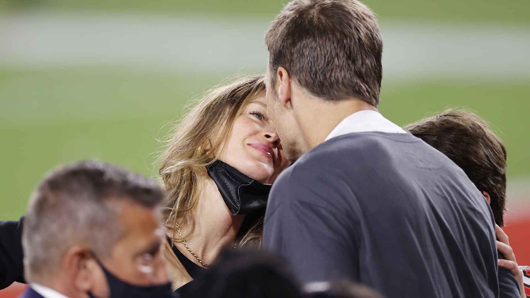 Giselle Bundchen y Tom Brady, dándose un beso después de ganar su séptimo anillo de la NFL