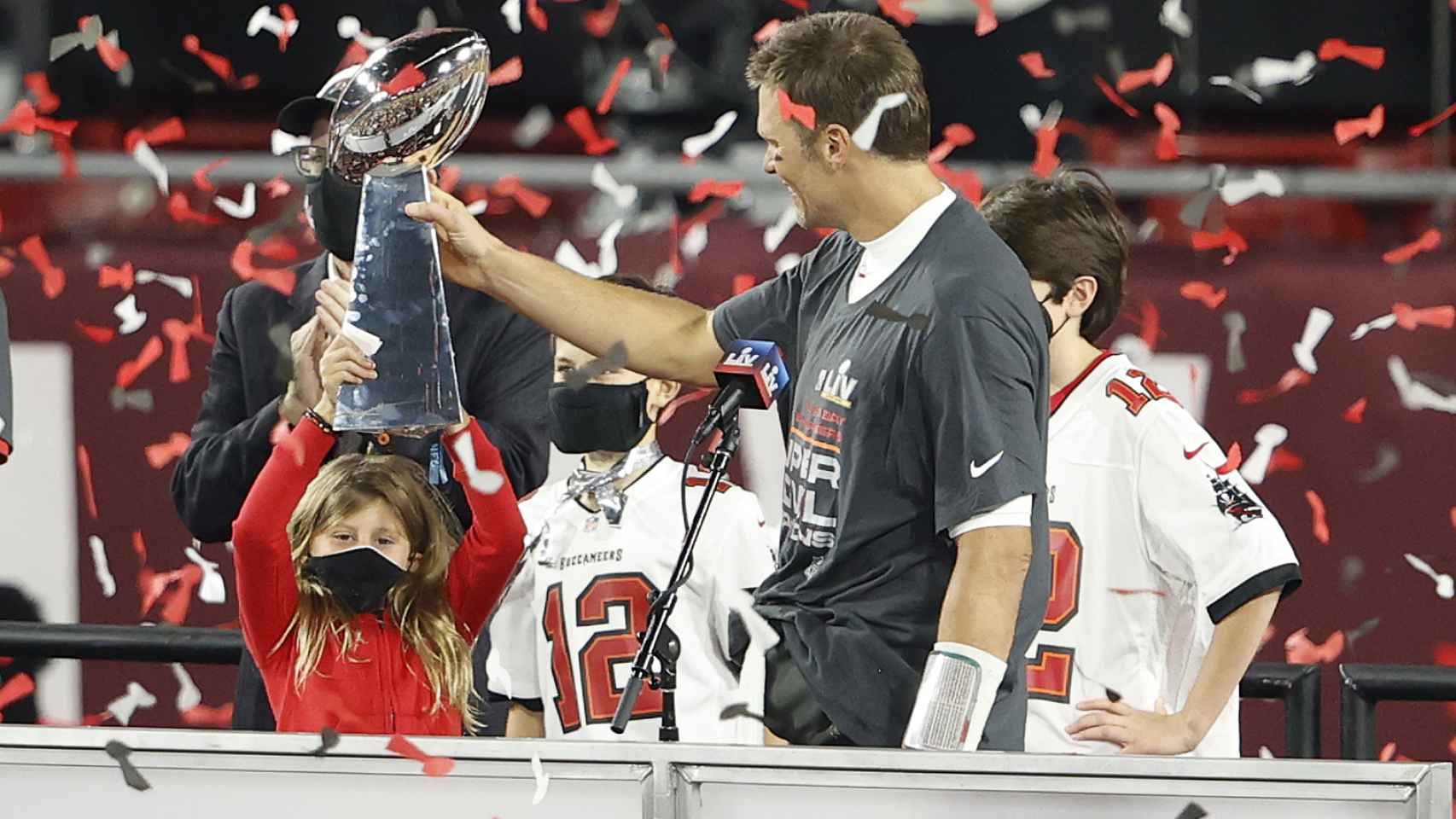Tom Brady levanta el título de la Super Bowl