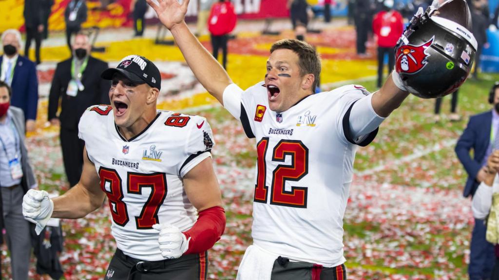 Rob Gronkowski y Tom Brady, tras ganar la Super Bowl con los Tampa Bay Buccaneers