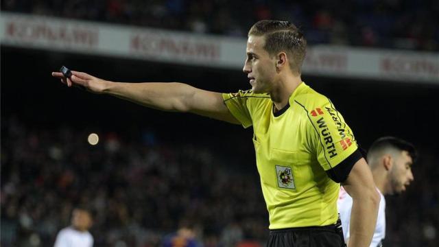 Javier Alberola Rojas, arbitrando un partido de La Liga