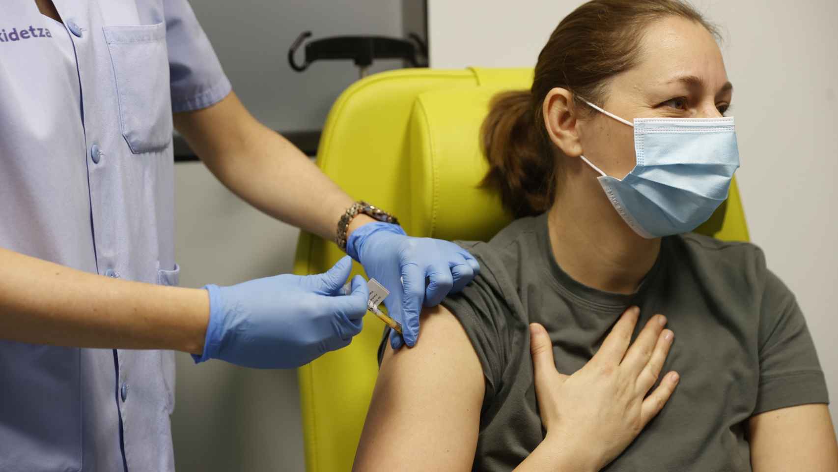 Una voluntaria en el momento de recibir la vacuna contra la covid-19 desarrollada por el laboratorio alemán CureVac.