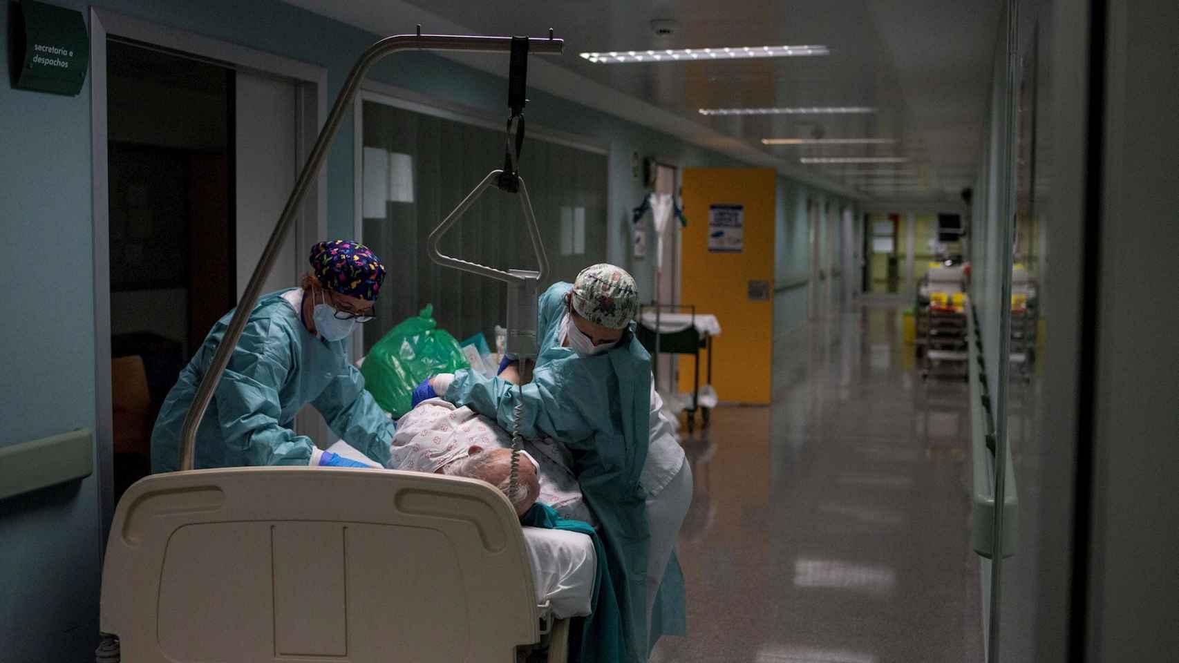 Sanitarios atienden a un paciente recuperado de coronavirus en el pasillo de la unidad de vigilancia postquirúrgica (REA) del Complejo Universitario de Orense.