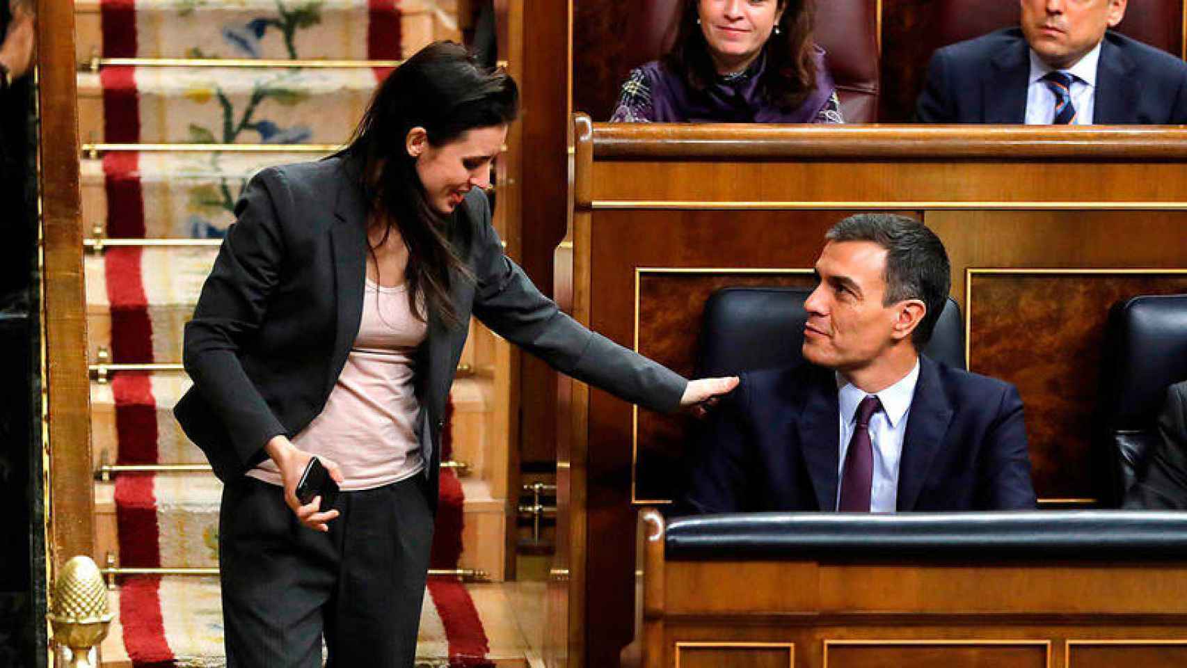La ministra de Igualdad y líder de Podemos, Irene Montero, saluda a Pedro Sánchez en el Congreso.