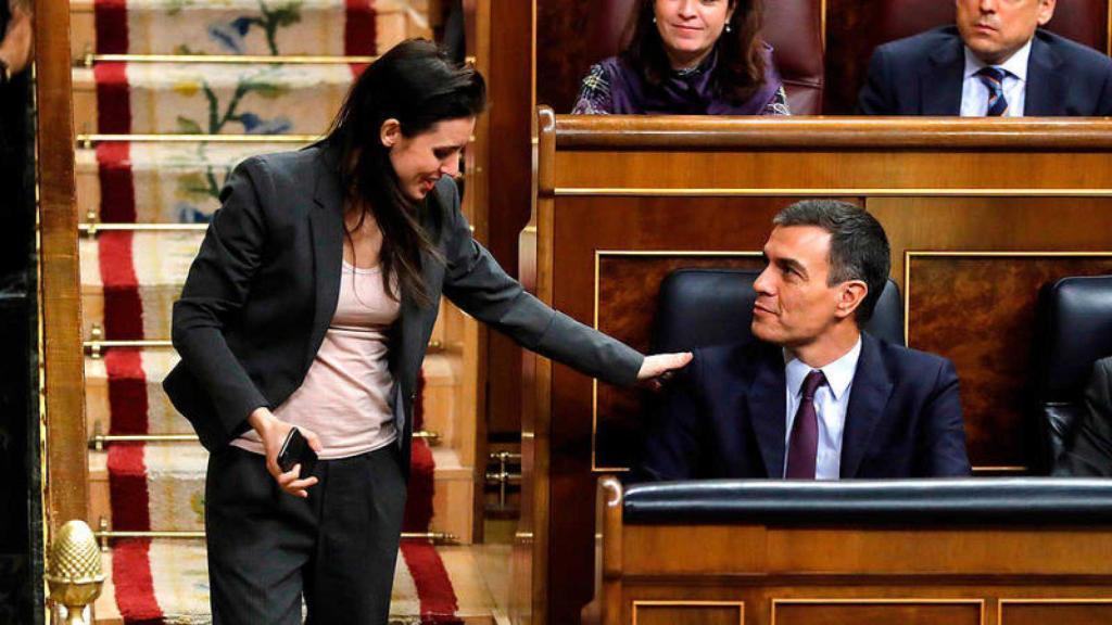 La ministra de Igualdad e impulsora de la Ley Trans, Irene Montero, saluda a Pedro Sánchez en el Congreso.