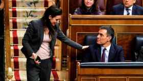 La ministra de Igualdad e impulsora de la Ley Trans, Irene Montero, saluda a Pedro Sánchez en el Congreso.