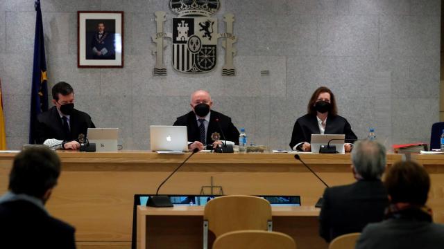 Los magistrados Fernando Andreu (i), Antonio Romeral (c) y María Fernanda García (d) durante el juicio a Luis Bárcenas.