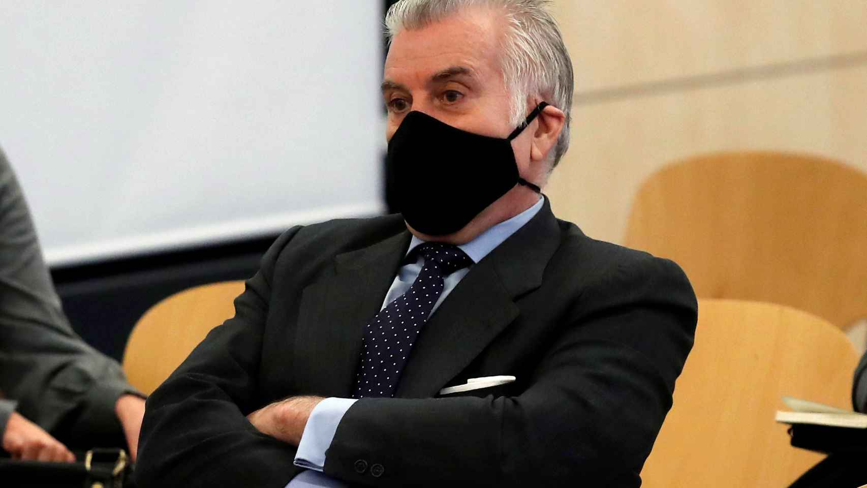 El extesorero del PP Luis Bárcenas sentado en el banquillo de los acusados durante la primera sesión del juicio de los papeles de Bárcenas.