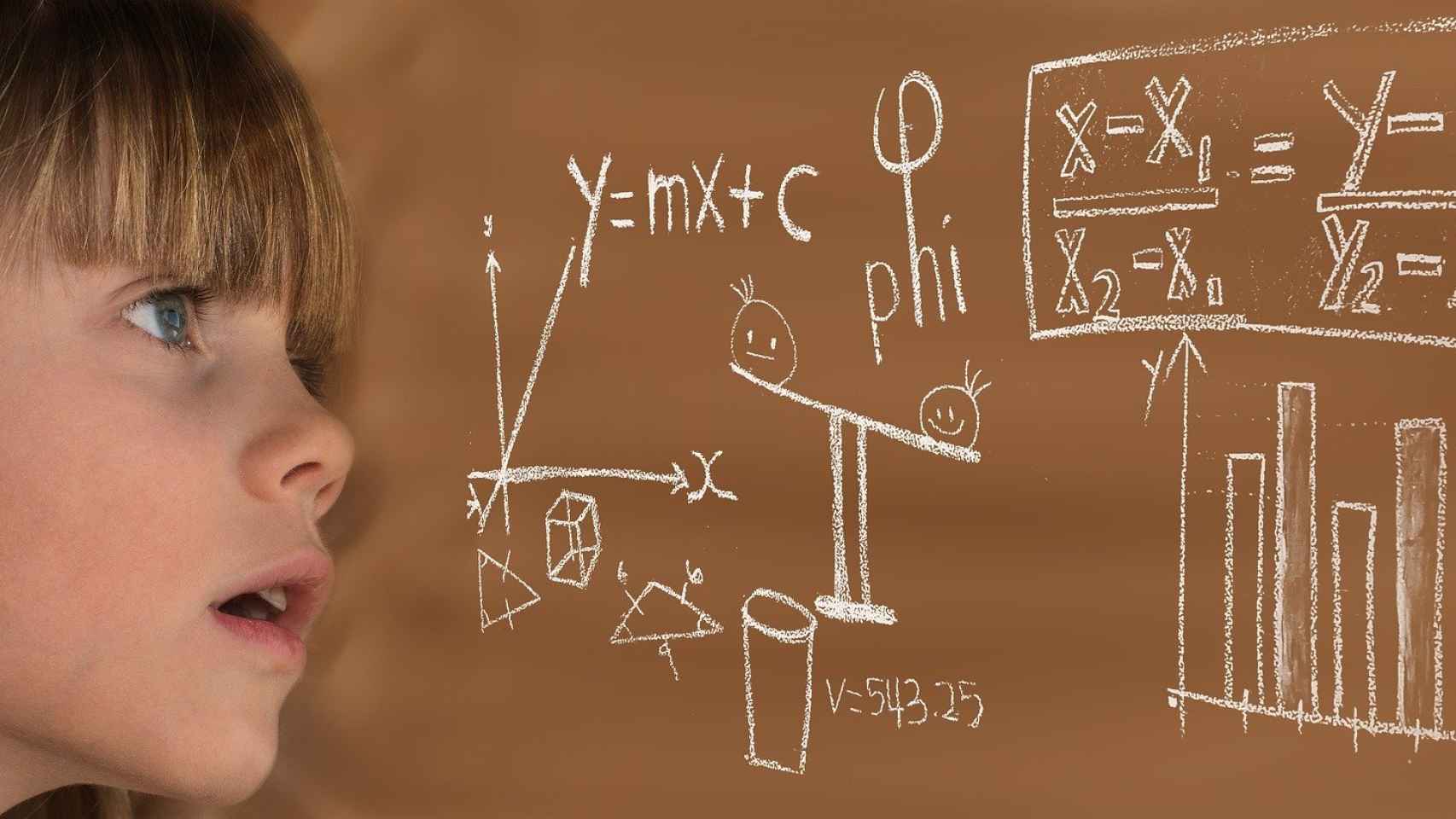 Una niña observa una pizarra digital con operaciones matemáticas.