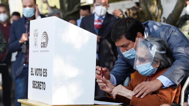 Andrés Arauz ayuda a su abuela, de 106 años, a emitir su voto en las elecciones presidenciales en Ecuador.