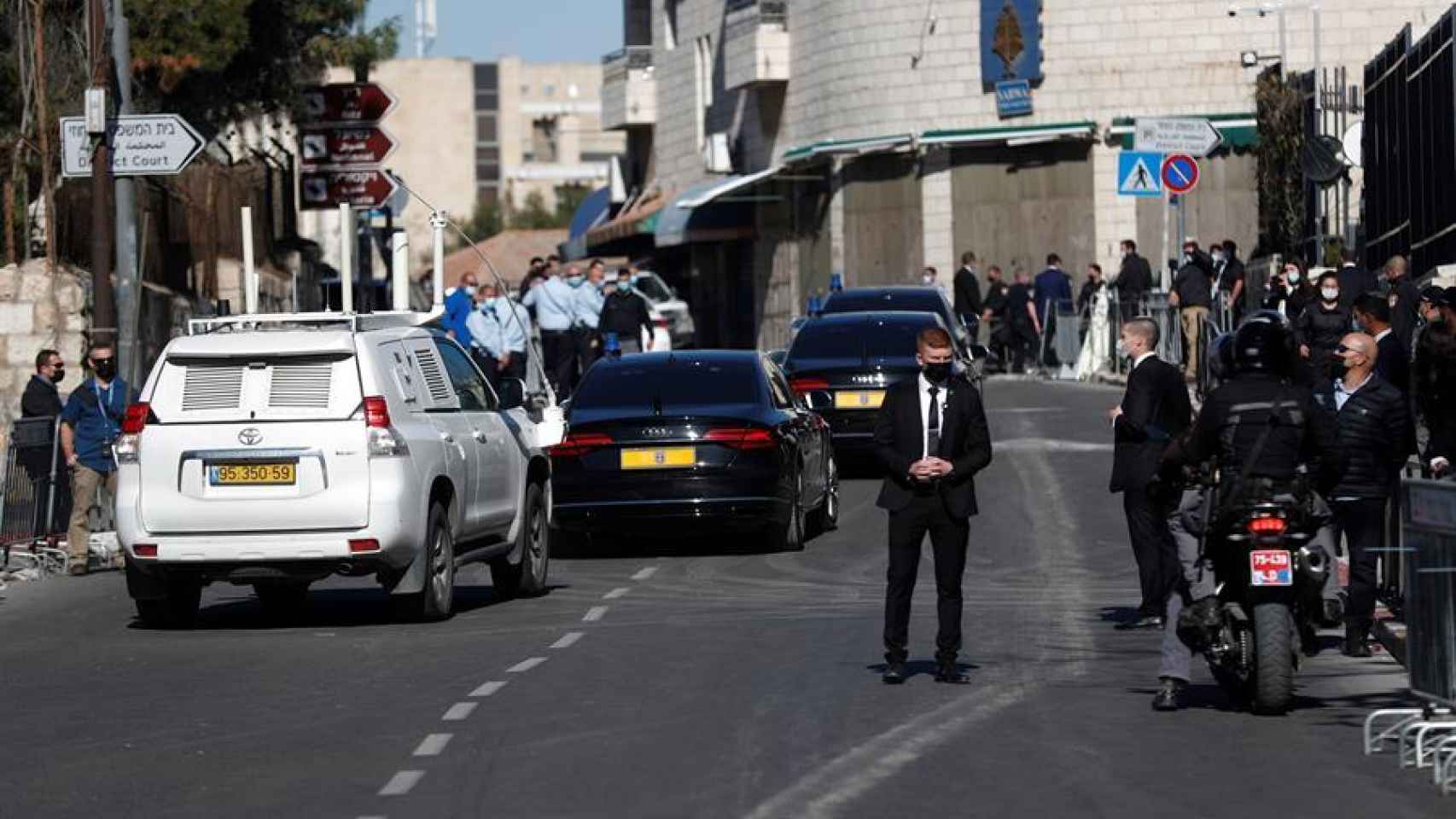 El primer ministro, Benjamin Netanyahu, camino del tribunal.