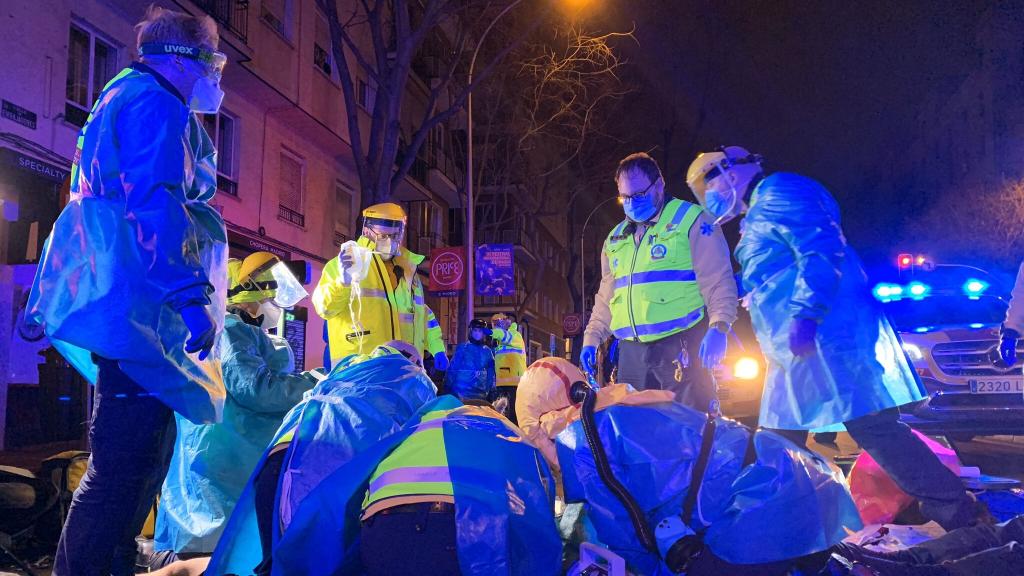 Le servicios de Emergencias de Madrid intentando reanimar al repartidor fallecido.