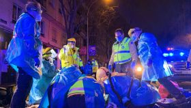 Le servicios de Emergencias de Madrid intentando reanimar al repartidor de Glovo fallecido.