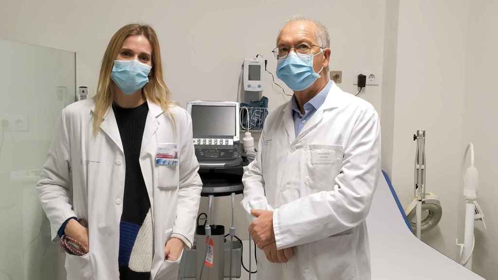 El jefe del servicio de urología del Chuvi, Antonio Ojea, y la uróloga Sabela López