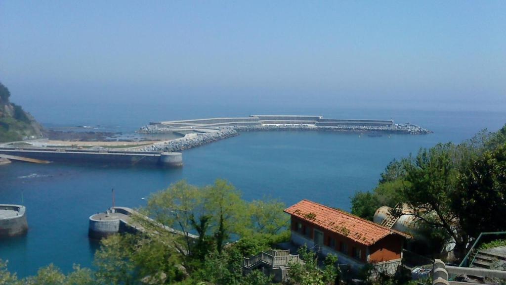 Muelle de Motrico donde se emplaza la central undimotriz