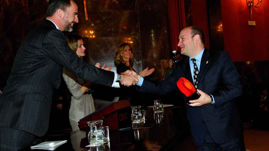 El alcalde de Viladecans, Carles Ruiz, recibe, de manos del Rey Felipe VI, una distinción sobre innovación.