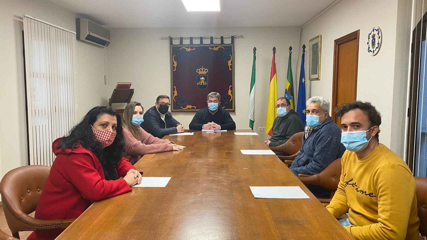 El alcalde de Aznalcóllar, Juan José Fernández, se reúne con el comité de empresa de la mina.