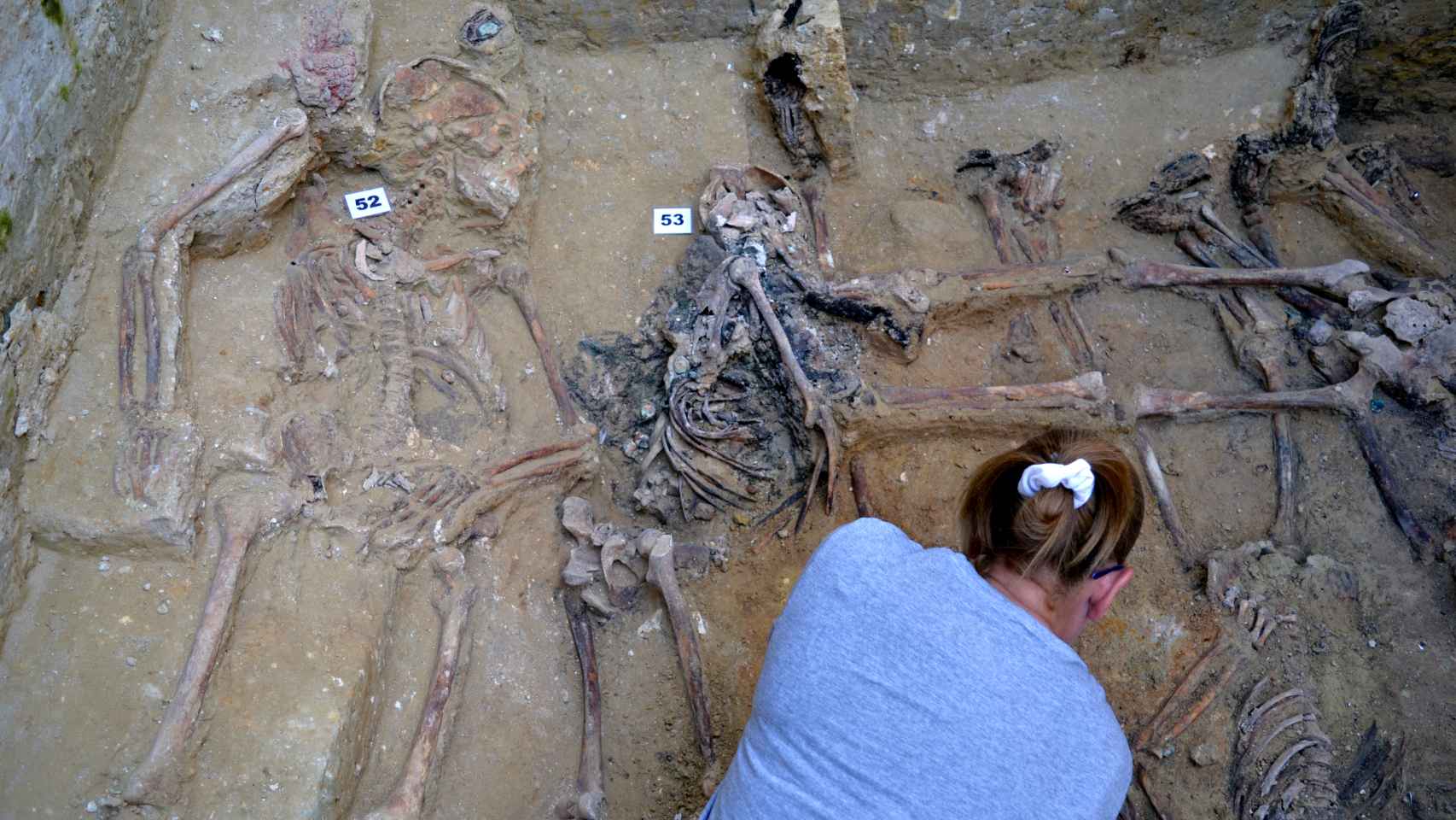 Restos óseos exhumados de una de las fosas comunes del cementerio de San Fernando.