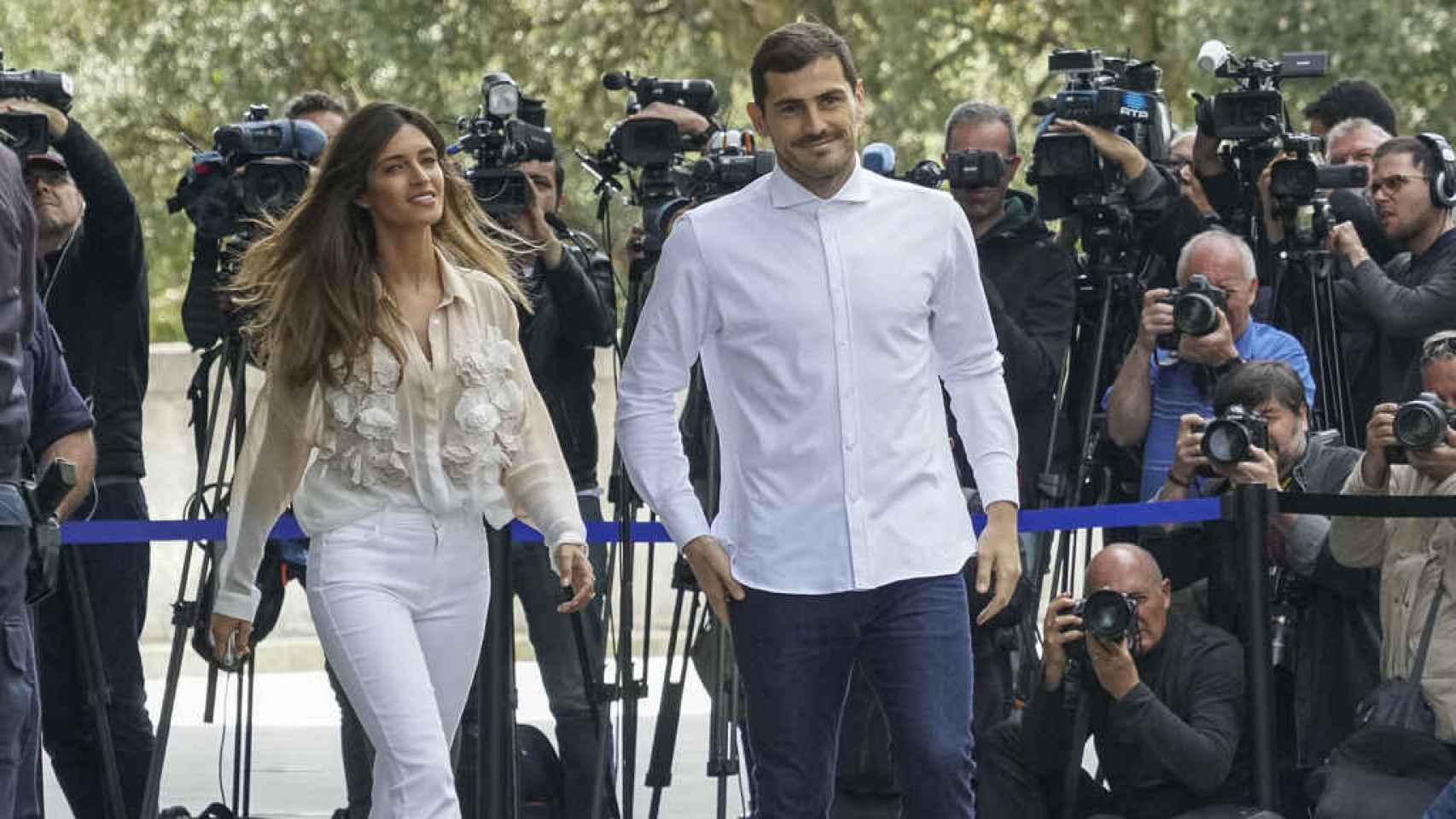 Sara e Iker en una imagen en mayo de 2019 a la salida del hospital en Portugal.