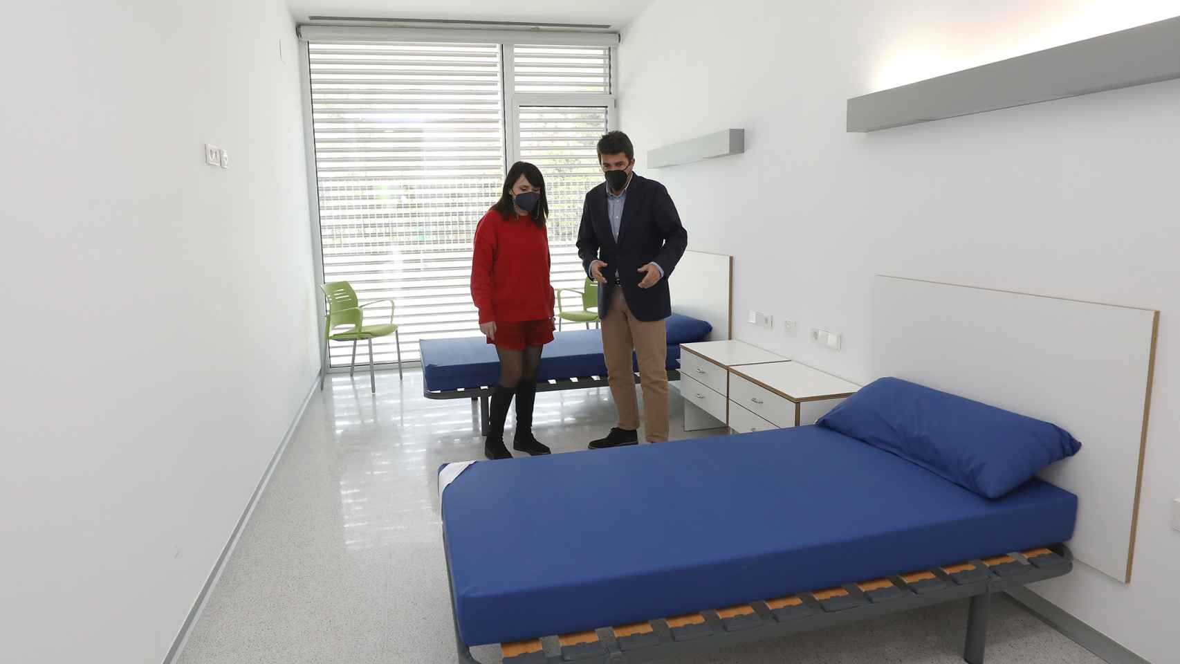 Carlos Mazón y Julia Parra, durante la visita al centro Doctor Esquerdo.