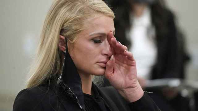 Paris Hilton secándose las lágrimas mientras habla de los abusos que sufrió.