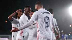 Vinicius celebra con Benzema su gol tras asistir al '9'