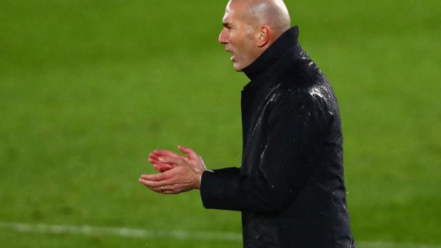 Zinedine Zidane, desde la banda observando el partido