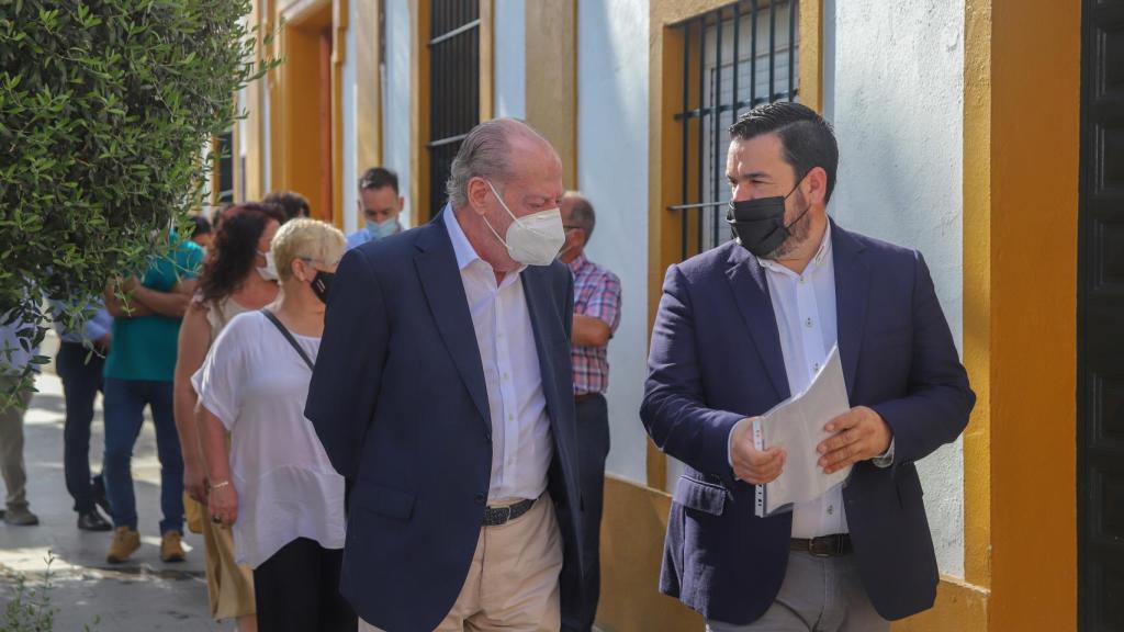 El presidente de la Diputación de Sevilla, Fernando Rodríguez Villalobos, junto al alcalde Gines, Romualdo Garrido, en una imagen de archivo.