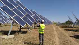 Un técnico de Ingeteam, ante una planta fotovoltaica.