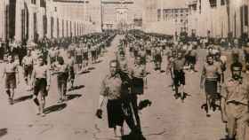 Los 'escamots' de ERC desfilan en Montjuic, en 1933, vestidos a la moda nacionalsocialista.
