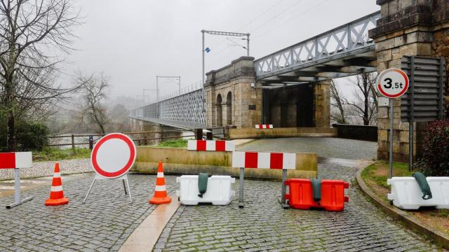 Frontera del Puente Internacional Tui-Valença cortada al paso.