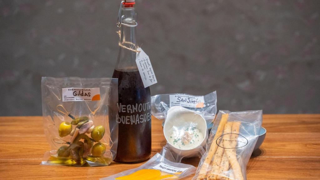 El Kit Aperitivo incluye una botella de 750ml de vermú Buenasuegra, cuatro gildas de aceitunas,sardina ahumada y jalapeños con una crema de San Simón con grisines de pipas