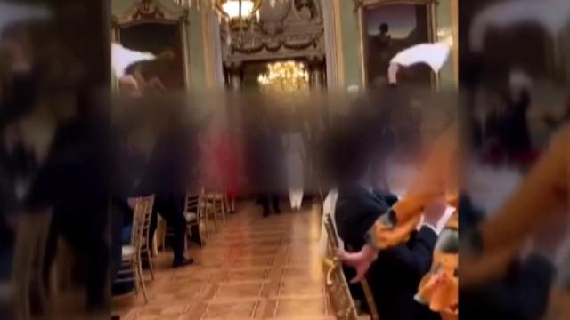 Los novios llegando al lugar donde se celebró la boda en la que no había mascarillas ni se respetaban las distancias.