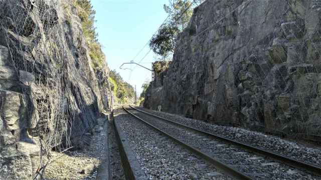 Trinchera en Ourense de la línea ferroviaria Monforte de Lemos-Vigo