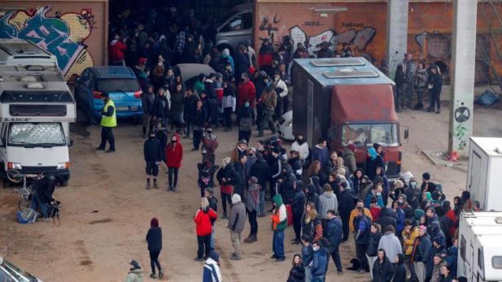 Al menos 400 personas estuvieron en la nave industrial en la que se ha celebrado la 'rave' de Llinars.