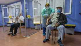 Un usuario de una residencia de mayores de la Región de Murcia recibiendo una dosis contra la Covid.