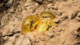 Montaje de unas monedas de bitcoin como un mineral.