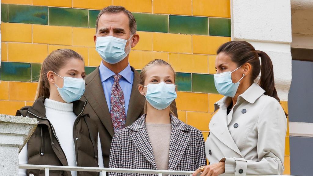 Leonor junto a sus padres y su hermana Sofía en la localidad de Somao el pasado año 2020.