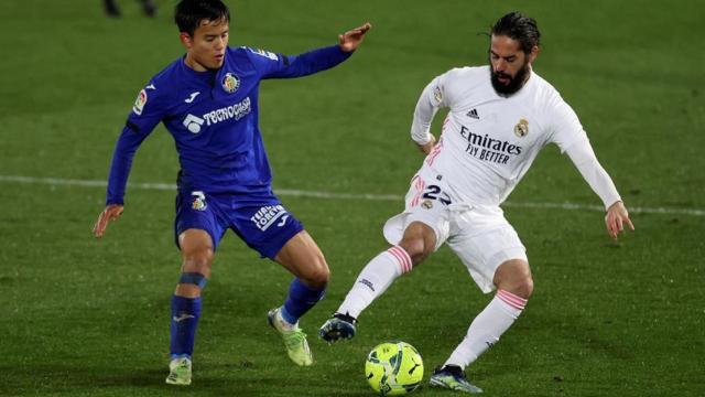 Kubo pelea un balón con Isco