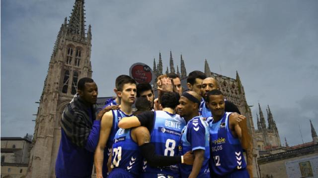 Piña de la plantilla de Burgos con la Catedral de fondo